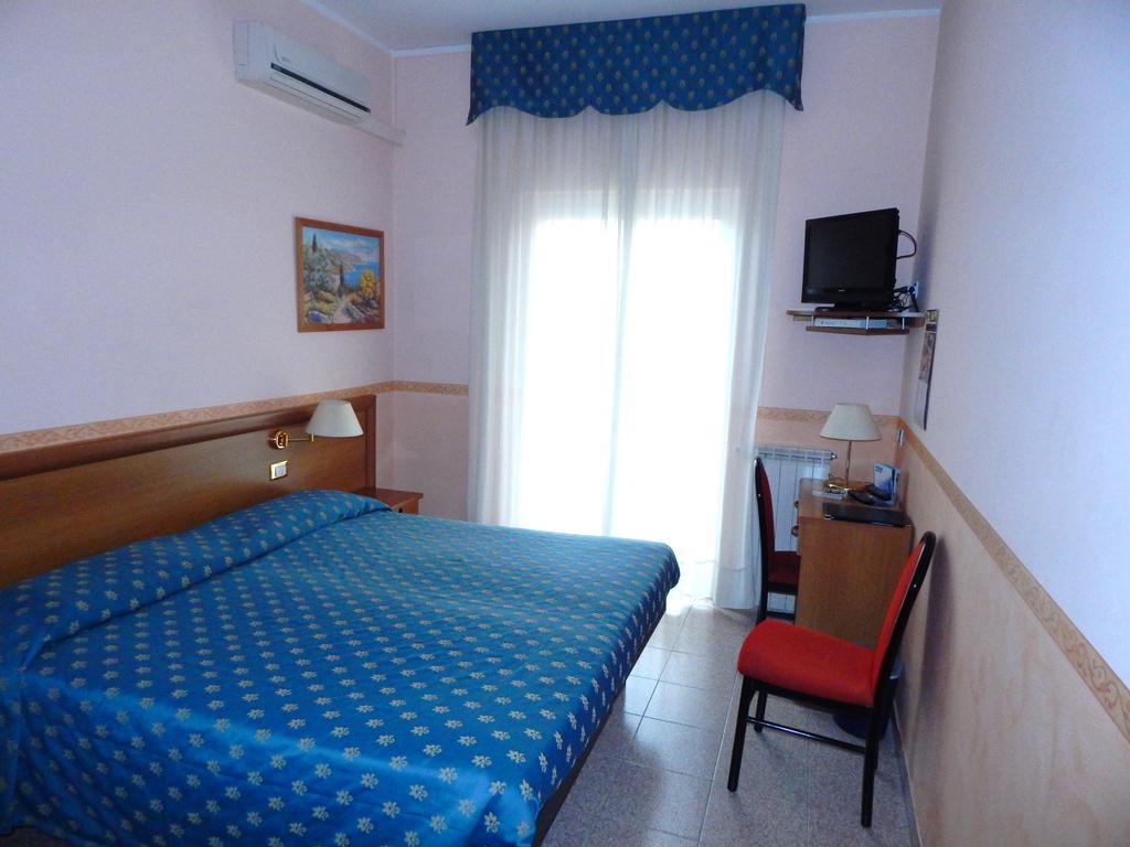 Hotel Torre Antica Loano Zimmer foto